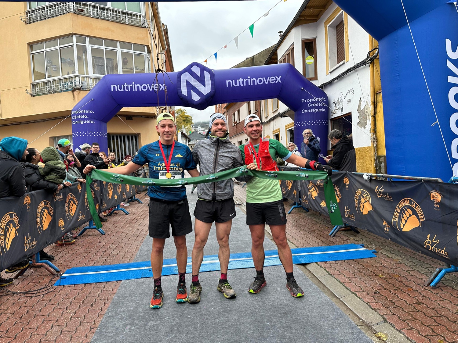 Podio masculino carrera reina 27 KM