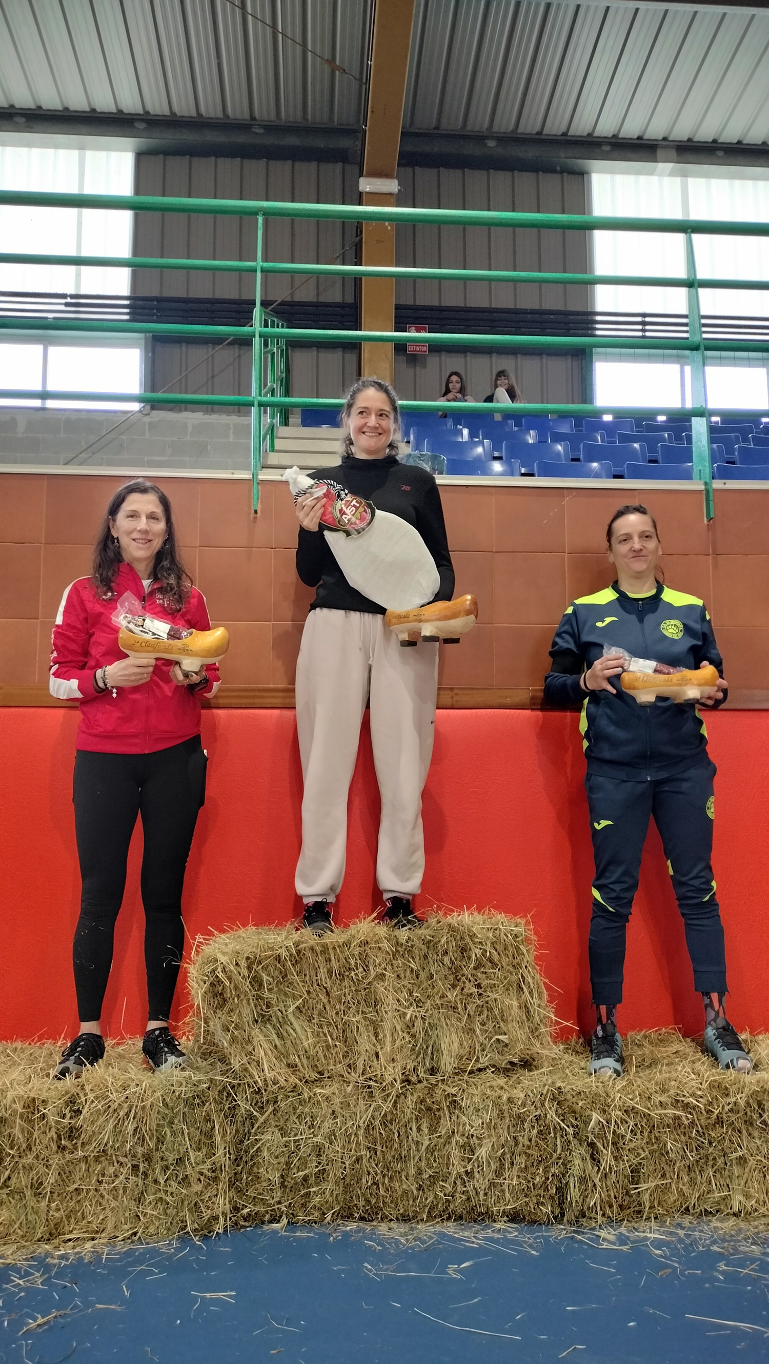 Podio femenino carrera reina 27 KM