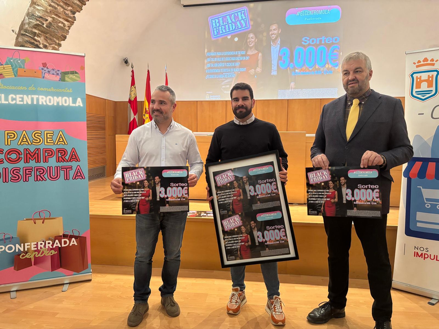 El concejal de Comercio del Ayuntamiento de Ponferrada, David Pacios (I), y los representantes de El Centro Mola, Iván Rodríguez (C) y Jorge Pérez (D) El concejal de Comercio del Ayuntamiento de Ponferrada, David Pacios (I), y los representantes de El Centro Mola, Iván Rodríguez (C) y Jorge Pérez (D)