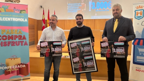 El concejal de Comercio del Ayuntamiento de Ponferrada, David Pacios (I), y los representantes de El Centro Mola, Iván Rodríguez (C) y Jorge Pérez (D)