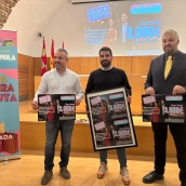 El concejal de Comercio del Ayuntamiento de Ponferrada, David Pacios (I), y los representantes de El Centro Mola, Iván Rodríguez (C) y Jorge Pérez (D)