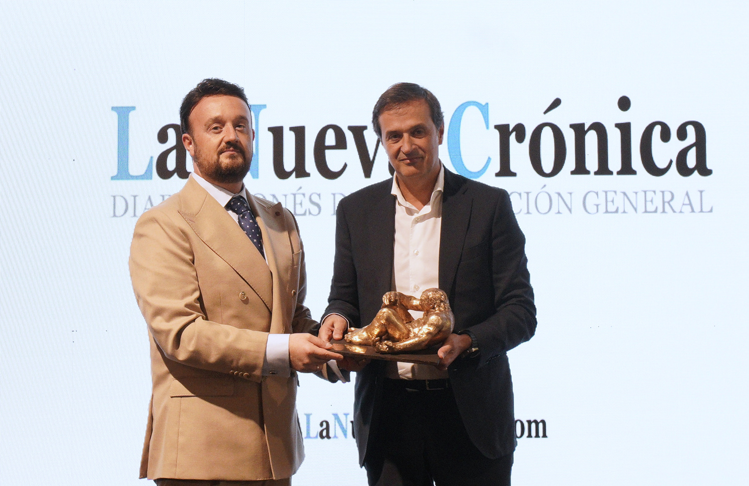 César Sánchez / ICAL. El presidente de la D. O. Vinos del Bierzo, Adelino Pérez (D), recibe el premio Negrilla de Oro entregado por el periódico La Nueva Crónica, de manos de su consejero delegado, Álvaro Lesmes (I)