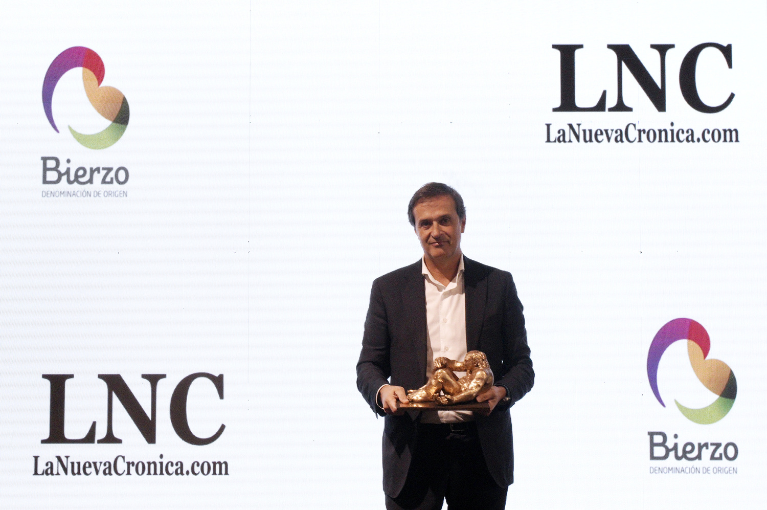 El presidente de la D. O. Vinos del Bierzo, Adelino Pérez, recibe el premio Negrilla de Oro entregado por el periódico La Nueva Crónica | César Sánchez / ICAL