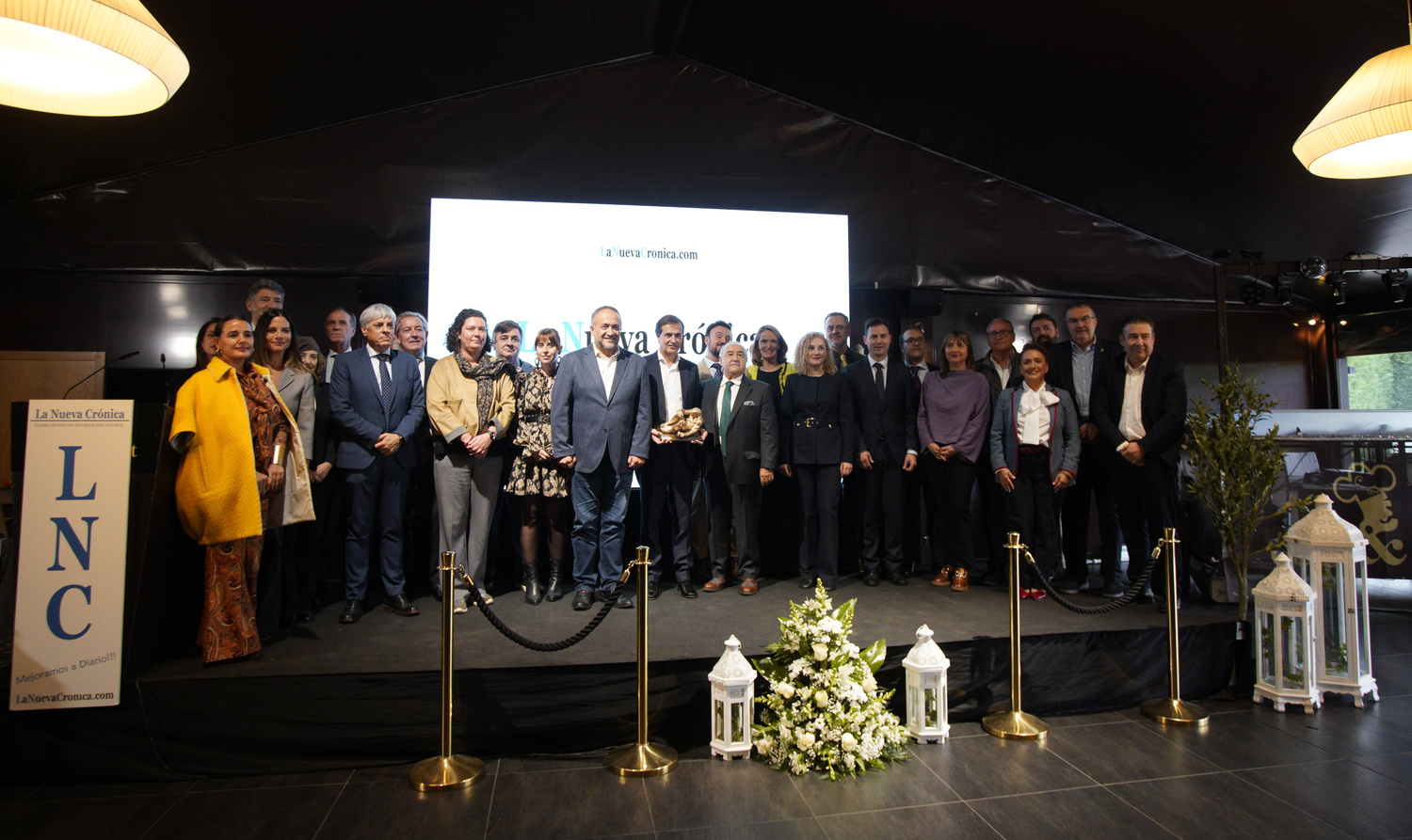  Foto de familia de las autoridades asistentes a la entrega del premio Negrilla de Oro otorgado por el periódico La Nueva Crónica, que ha sido otorgado al Consejo Regulador de la Denominación de Origen Bierzo recogido por su presidente, Adelino Pérez 8 | César Sánchez / ICAL