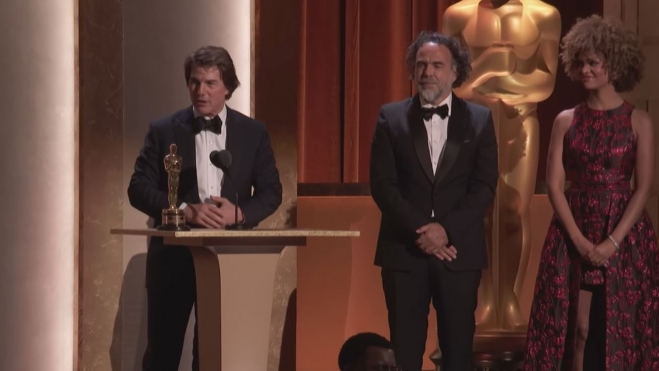 Tom Cruise con su Oscar honorífico (Captura de la ceremonia)