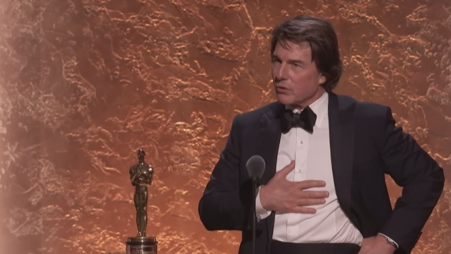 Tom Cruise con su Oscar honorífico (Captura de la ceremonia)