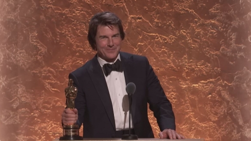 Tom Cruise con su Oscar honorífico (Captura en la ceremonia en YT)