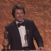 Tom Cruise con su Oscar honorífico (Captura en la ceremonia en YT)
