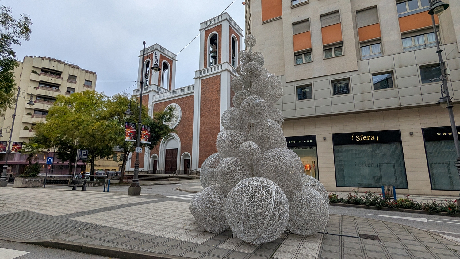 Árbol navideño en el centro de Ponferrada 3