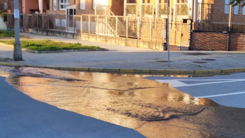 Reventon de tubería en Fuentesnuevas. Fuente: PSOE de Ponferrada Reventon de tubería en Fuentesnuevas. Fuente: PSOE de Ponferrada