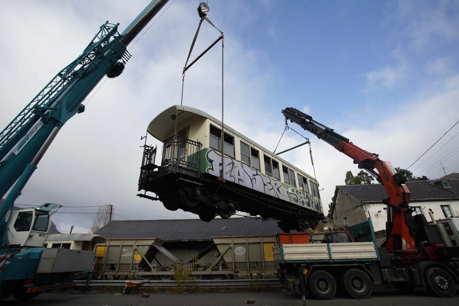 César Sánchez / ICAL . Recepción de los coches de pasajeros del tren turístico del Ponfeblino