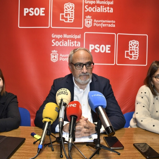 PSOE Ponferrada. De izquierda a derecha los concejales Mabel Fernández, Olegario Ramón y Silvia Blanco. PSOE Ponferrada. De izquierda a derecha los concejales Mabel Fernández, Olegario Ramón y Silvia Blanco.