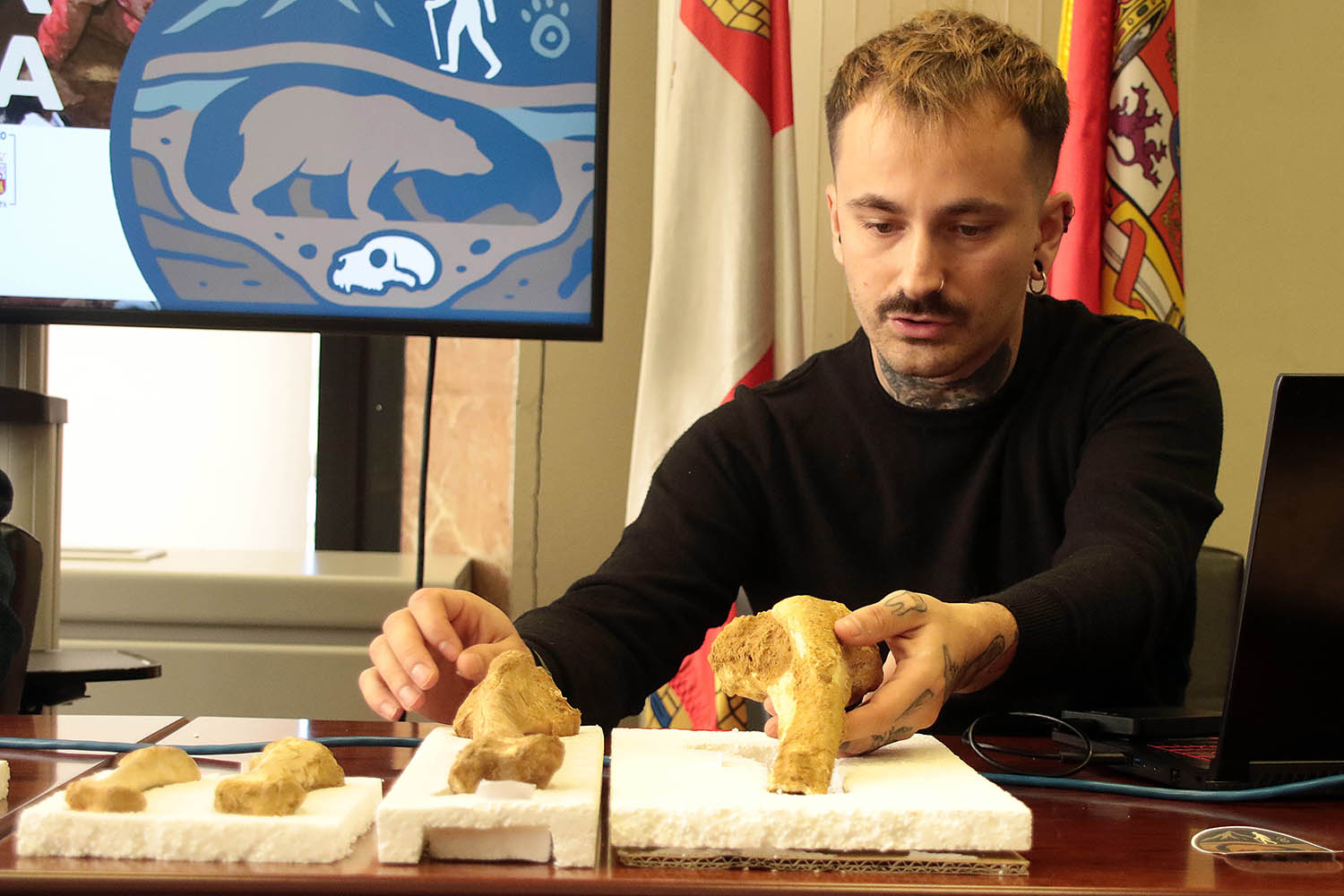 Peio García / ICAL. El delegado territorial de la Junta, Eduardo Diego. el coordinador del proyecto y paleobiólogo Darío Fidalgo, la profesora de Paleontología de la Universidad de León, Esperanza Fernández, y el profesor de Prehistoria de la ULE, Carlos Fernández presentan los resultados provisionales de la primera campaña de recuperación de restos de fauna del Cuaternario en cuevas de la provincia de León Peio García / ICAL. El delegado territorial de la Junta, Eduardo Diego. el coordinador del proyecto y paleobiólogo Darío Fidalgo, la profesora de Paleontología de la Universidad de León, Esperanza Fernández, y el profesor de Prehistoria de la ULE, Carlos Fernández presentan los resultados provisionales de la primera campaña de recuperación de restos de fauna del Cuaternario en cuevas de la provincia de León