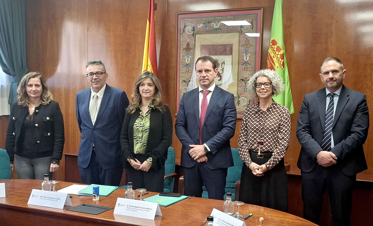 Unicaja renueva su compromiso financiero con la Universidad de León.La rectora de la ULE, Nuria González, y el director territorial de Banca de Empresas Centro y Expansión de Unicaja, Carlos Martín Forero