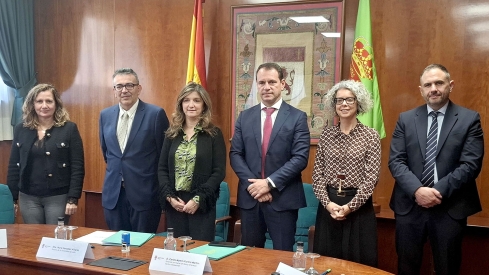 Unicaja renueva su compromiso financiero con la Universidad de León.La rectora de la ULE, Nuria González, y el director territorial de Banca de Empresas Centro y Expansión de Unicaja, Carlos Martín Forero
