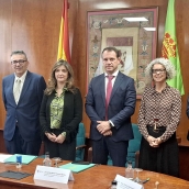 Unicaja renueva su compromiso financiero con la Universidad de León.La rectora de la ULE, Nuria González, y el director territorial de Banca de Empresas Centro y Expansión de Unicaja, Carlos Martín Forero