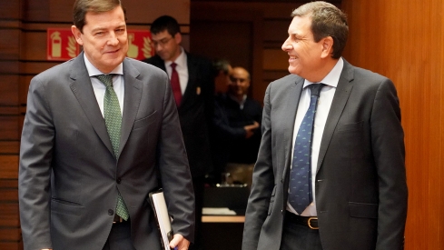 Leticia Pérez / ICAL . El presidente de la Junta, Alfonso Fernández Mañueco, y el consejero de Economía y Hacienda, Carlos Fernández Carriedo