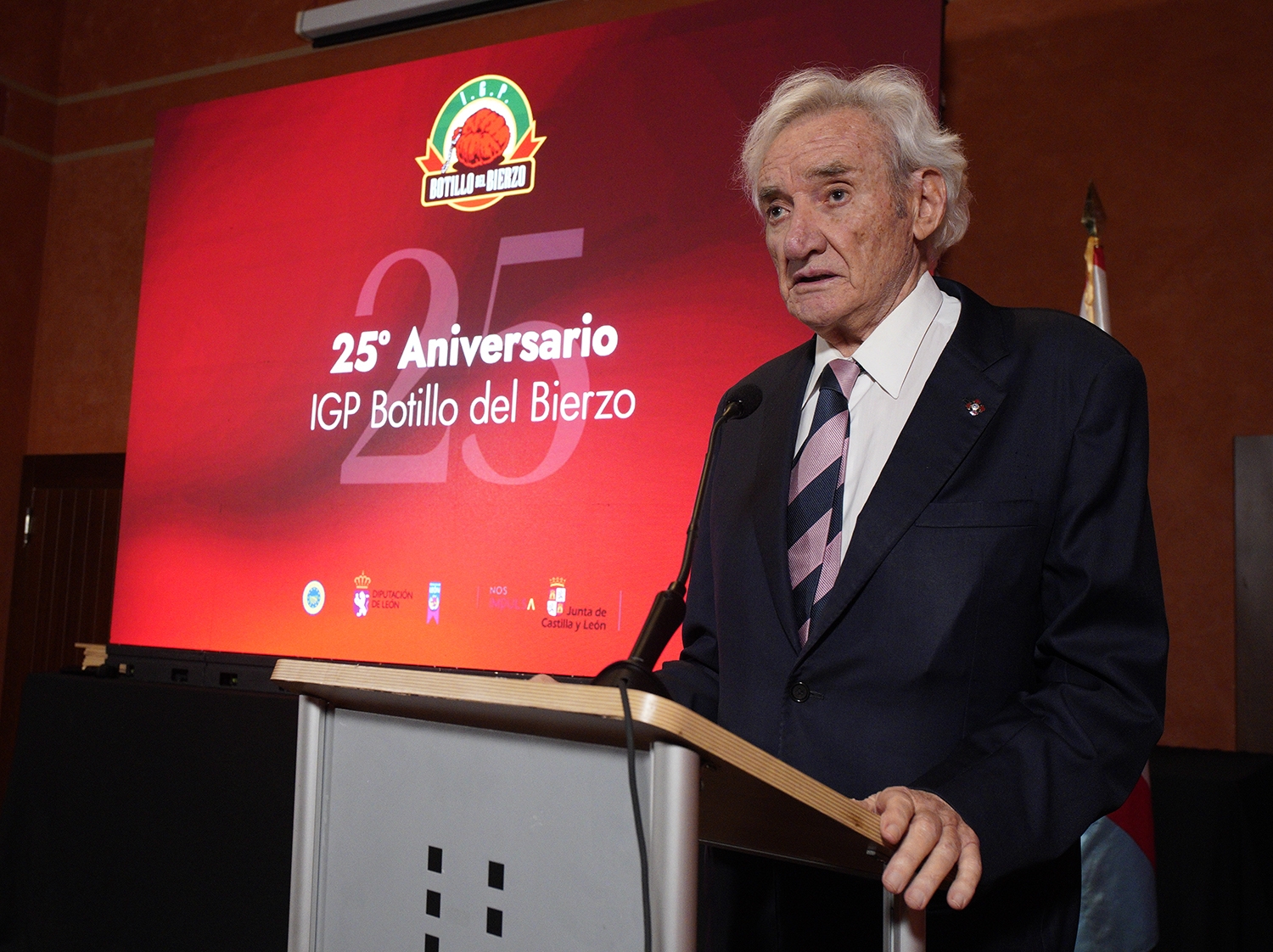 César Sánchez / ICAL . El locutor Luis del Olmo recibe el homenaje de la IGP Botillo del Bierzo por su XXV aniversario