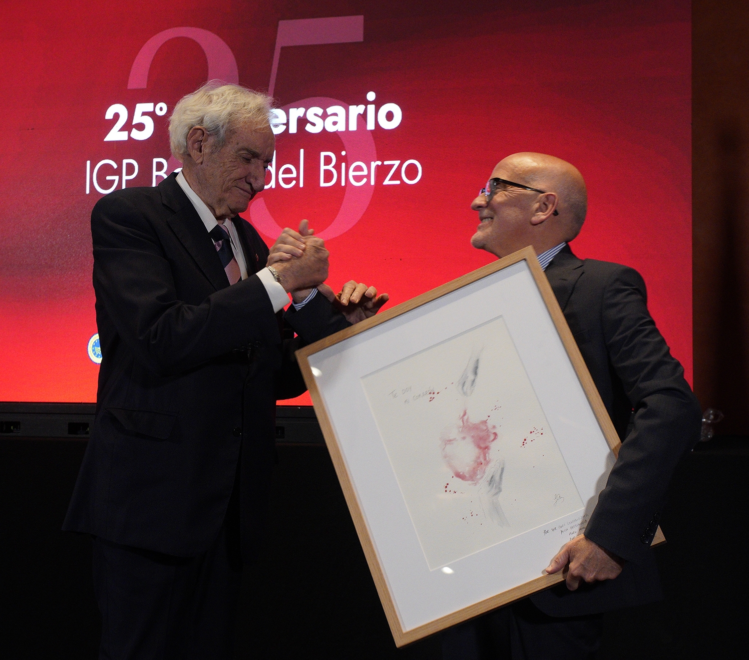 César Sánchez / ICAL . El locutor Luis del Olmo recibe el homenaje de la IGP Botillo del Bierzo por su XXV aniversario