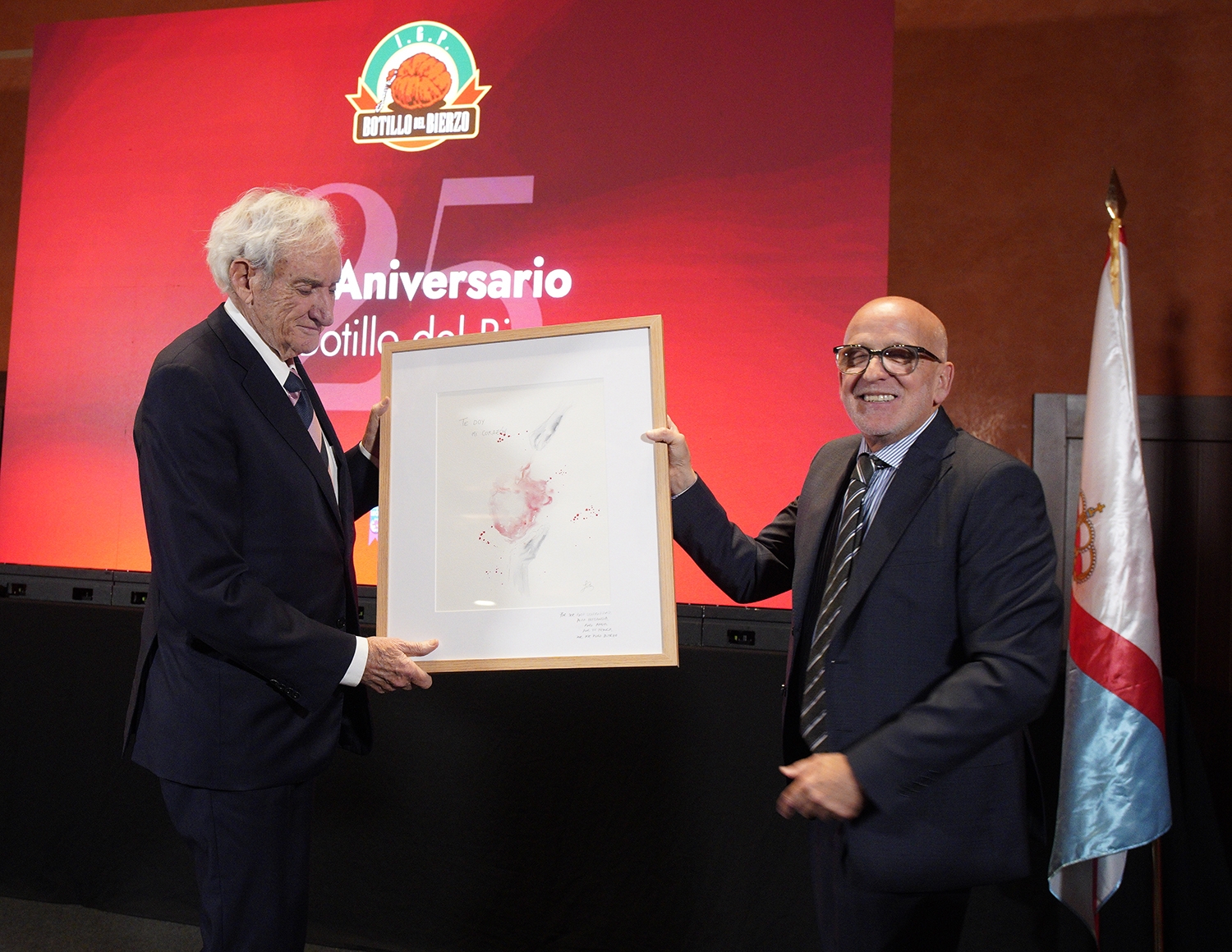 César Sánchez / ICAL . El locutor Luis del Olmo recibe el homenaje de la IGP Botillo del Bierzo por su XXV aniversario