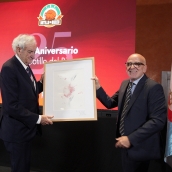César Sánchez / ICAL . El locutor Luis del Olmo recibe el homenaje de la IGP Botillo del Bierzo por su XXV aniversario