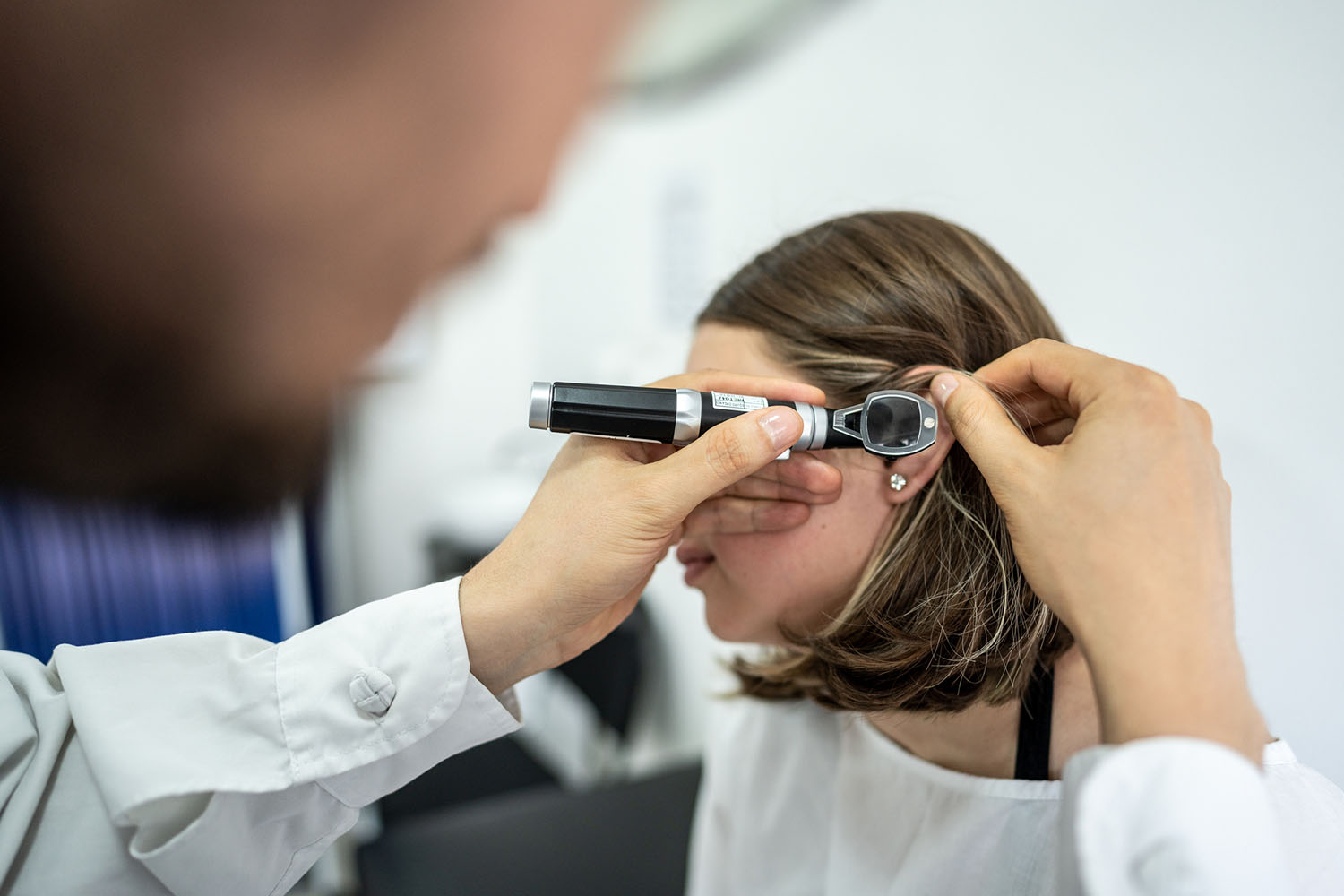 Médico otorrinolaringólogo usando un otoscopio en el oído de un paciente en una clínica médica. iStock Frazao Studio Latino Médico otorrinolaringólogo usando un otoscopio en el oído de un paciente en una clínica médica. iStock Frazao Studio Latino