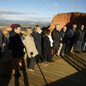 César Sánchez / ICAL. El consejero de Cultura, Turismo y Deporte, Gonzalo Santonja, durante su visita al Mirador de Orellán (León)