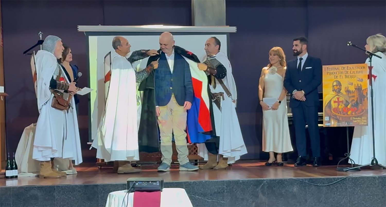 Imposición de la capa a Miguel Álvarez Gundín. Imposición de la capa a Miguel Álvarez Gundín.