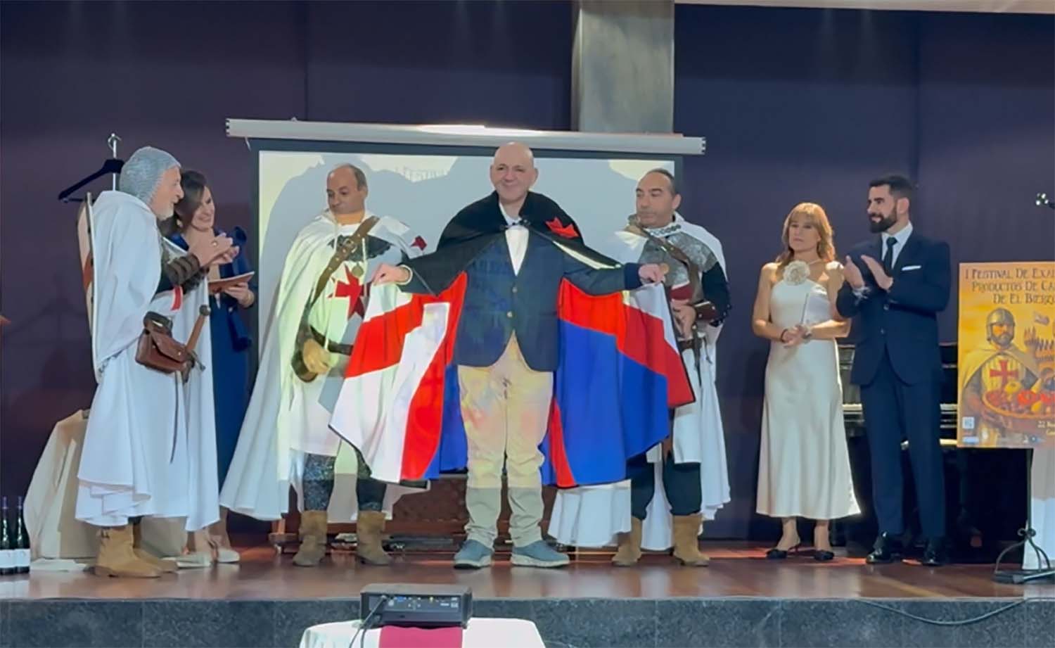 Imposición de la capa a Miguel Álvarez Gundín Imposición de la capa a Miguel Álvarez Gundín