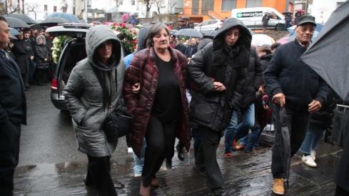 El presidente de la Junta, Alfonso Fernández Mañueco asiste al funeral por el minero fallecido acompañado por el presidente del Principado, Adrián Bardón y el consejero de Fomento, Juan Carlos Suárez Quiñones (3)