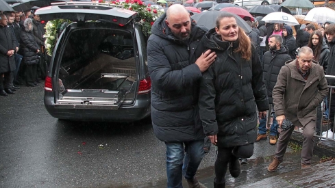 El presidente de la Junta, Alfonso Fernández Mañueco asiste al funeral por el minero fallecido acompañado por el presidente del Principado, Adrián Bardón y el consejero de Fomento, Juan Carlos Suárez Quiñones (4)