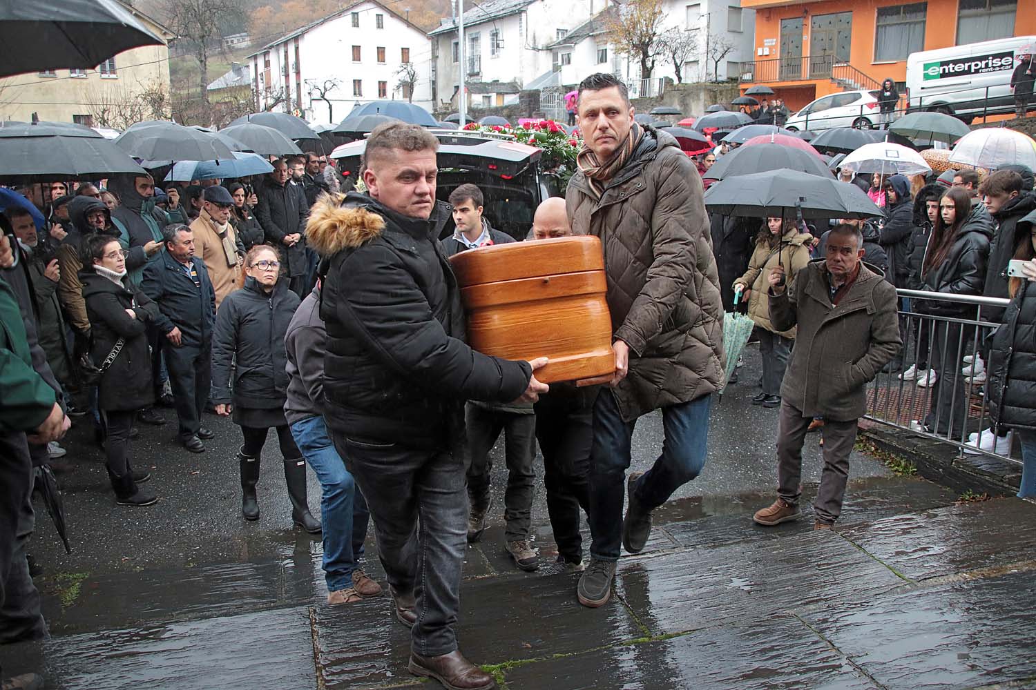 El presidente de la Junta, Alfonso Fernández Mañueco asiste al funeral por el minero fallecido acompañado por el presidente del Principado, Adrián Bardón y el consejero de Fomento, Juan Carlos Suárez Quiñones (1)