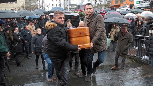 El presidente de la Junta, Alfonso Fernández Mañueco asiste al funeral por el minero fallecido acompañado por el presidente del Principado, Adrián Bardón y el consejero de Fomento, Juan Carlos Suárez Quiñones (1)