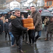 El presidente de la Junta, Alfonso Fernández Mañueco asiste al funeral por el minero fallecido acompañado por el presidente del Principado, Adrián Bardón y el consejero de Fomento, Juan Carlos Suárez Quiñones (1)