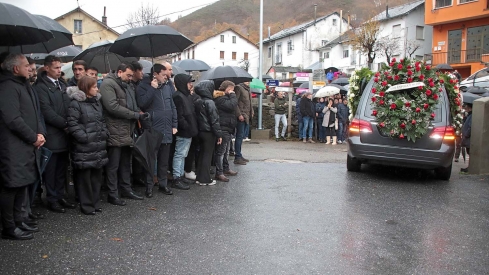 El presidente de la Junta, Alfonso Fernández Mañueco asiste al funeral por el minero fallecido acompañado por el presidente del Principado, Adrián Bardón y el consejero de Fomento, Juan Carlos Suárez Quiñones (6)