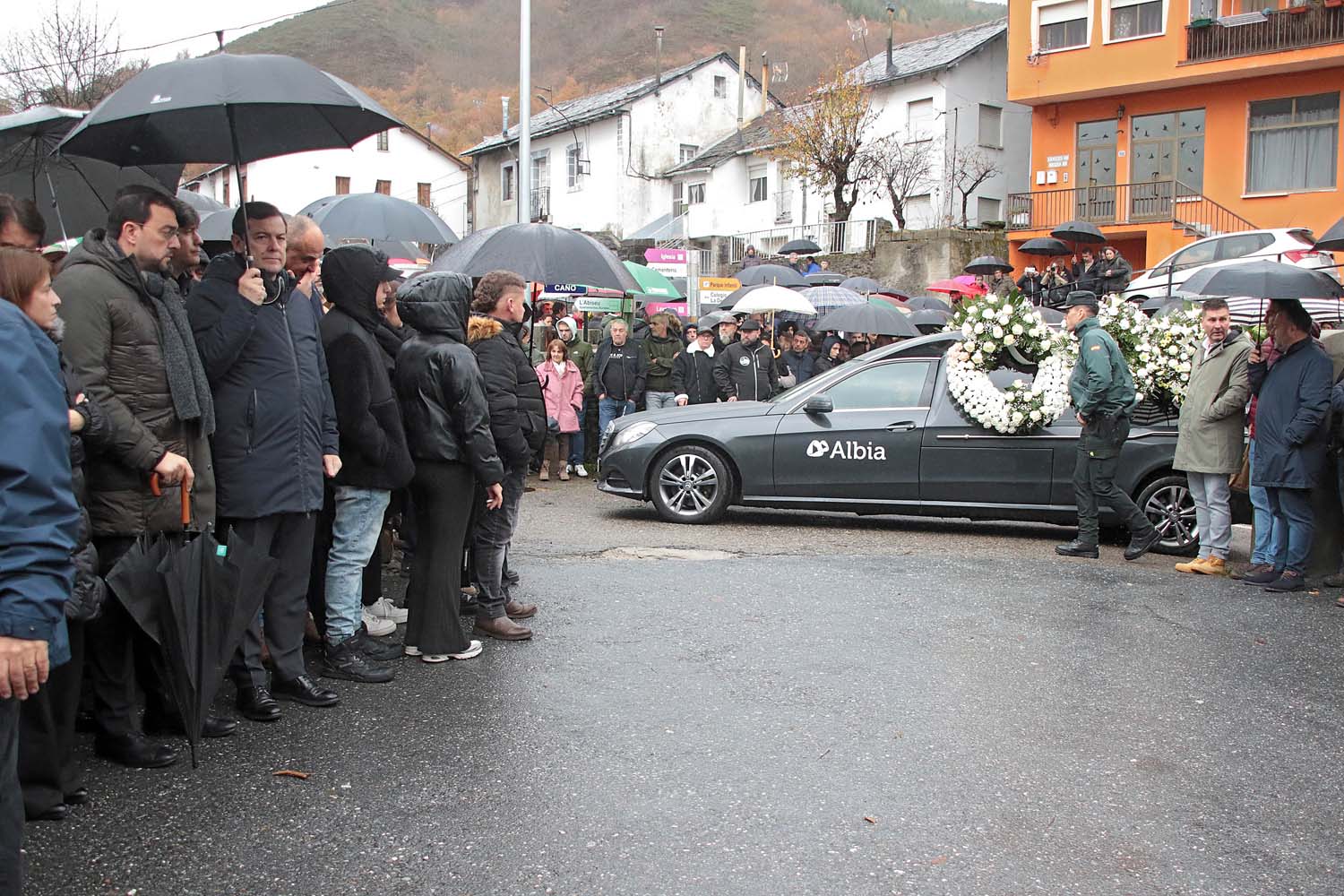 El presidente de la Junta, Alfonso Fernández Mañueco asiste al funeral por el minero fallecido acompañado por el presidente del Principado, Adrián Bardón y el consejero de Fomento, Juan Carlos Suárez Quiñones (7)