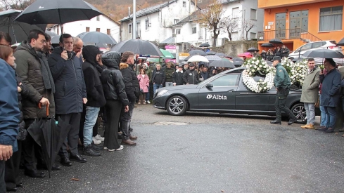El presidente de la Junta, Alfonso Fernández Mañueco asiste al funeral por el minero fallecido acompañado por el presidente del Principado, Adrián Bardón y el consejero de Fomento, Juan Carlos Suárez Quiñones (7)