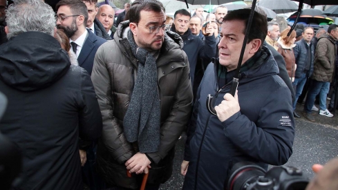 El presidente de la Junta, Alfonso Fernández Mañueco asiste al funeral por el minero fallecido acompañado por el presidente del Principado, Adrián Bardón y el consejero de Fomento, Juan Carlos Suárez Quiñones (8)