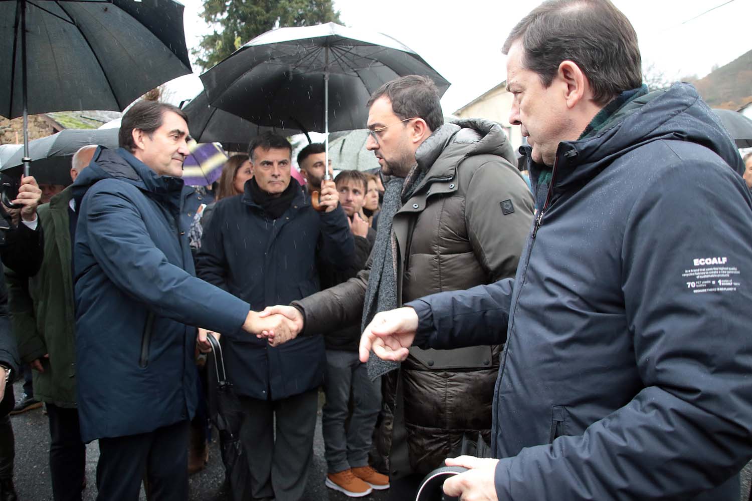 El presidente de la Junta, Alfonso Fernández Mañueco asiste al funeral por el minero fallecido acompañado por el presidente del Principado, Adrián Bardón y el consejero de Fomento, Juan Carlos Suárez Quiñones (10)