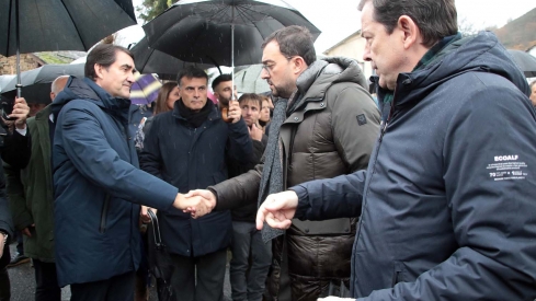 El presidente de la Junta, Alfonso Fernández Mañueco asiste al funeral por el minero fallecido acompañado por el presidente del Principado, Adrián Bardón y el consejero de Fomento, Juan Carlos Suárez Quiñones (10) El presidente de la Junta, Alfonso Fernández Mañueco asiste al funeral por el minero fallecido acompañado por el presidente del Principado, Adrián Bardón y el consejero de Fomento, Juan Carlos Suárez Quiñones (10)