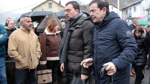 El presidente de la Junta, Alfonso Fernández Mañueco asiste al funeral por el minero fallecido acompañado por el presidente del Principado, Adrián Bardón y el consejero de Fomento, Juan Carlos Suárez Quiñones (11) El presidente de la Junta, Alfonso Fernández Mañueco asiste al funeral por el minero fallecido acompañado por el presidente del Principado, Adrián Bardón y el consejero de Fomento, Juan Carlos Suárez Quiñones (11)