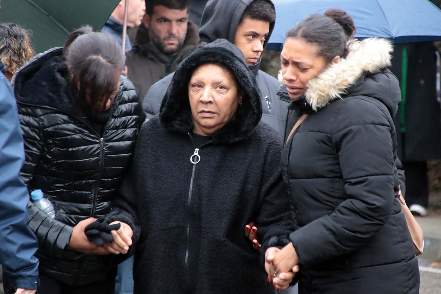 El presidente de la Junta, Alfonso Fernández Mañueco asiste al funeral por el minero fallecido acompañado por el presidente del Principado, Adrián Bardón y el consejero de Fomento, Juan Carlos Suárez Quiñones (13)