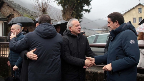 El presidente de la Junta, Alfonso Fernández Mañueco asiste al funeral por el minero fallecido acompañado por el presidente del Principado, Adrián Bardón y el consejero de Fomento, Juan Carlos Suárez Quiñones (15) El presidente de la Junta, Alfonso Fernández Mañueco asiste al funeral por el minero fallecido acompañado por el presidente del Principado, Adrián Bardón y el consejero de Fomento, Juan Carlos Suárez Quiñones (15)