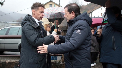 El presidente de la Junta, Alfonso Fernández Mañueco asiste al funeral por el minero fallecido acompañado por el presidente del Principado, Adrián Bardón y el consejero de Fomento, Juan Carlos Suárez Quiñones (16) El presidente de la Junta, Alfonso Fernández Mañueco asiste al funeral por el minero fallecido acompañado por el presidente del Principado, Adrián Bardón y el consejero de Fomento, Juan Carlos Suárez Quiñones (16)