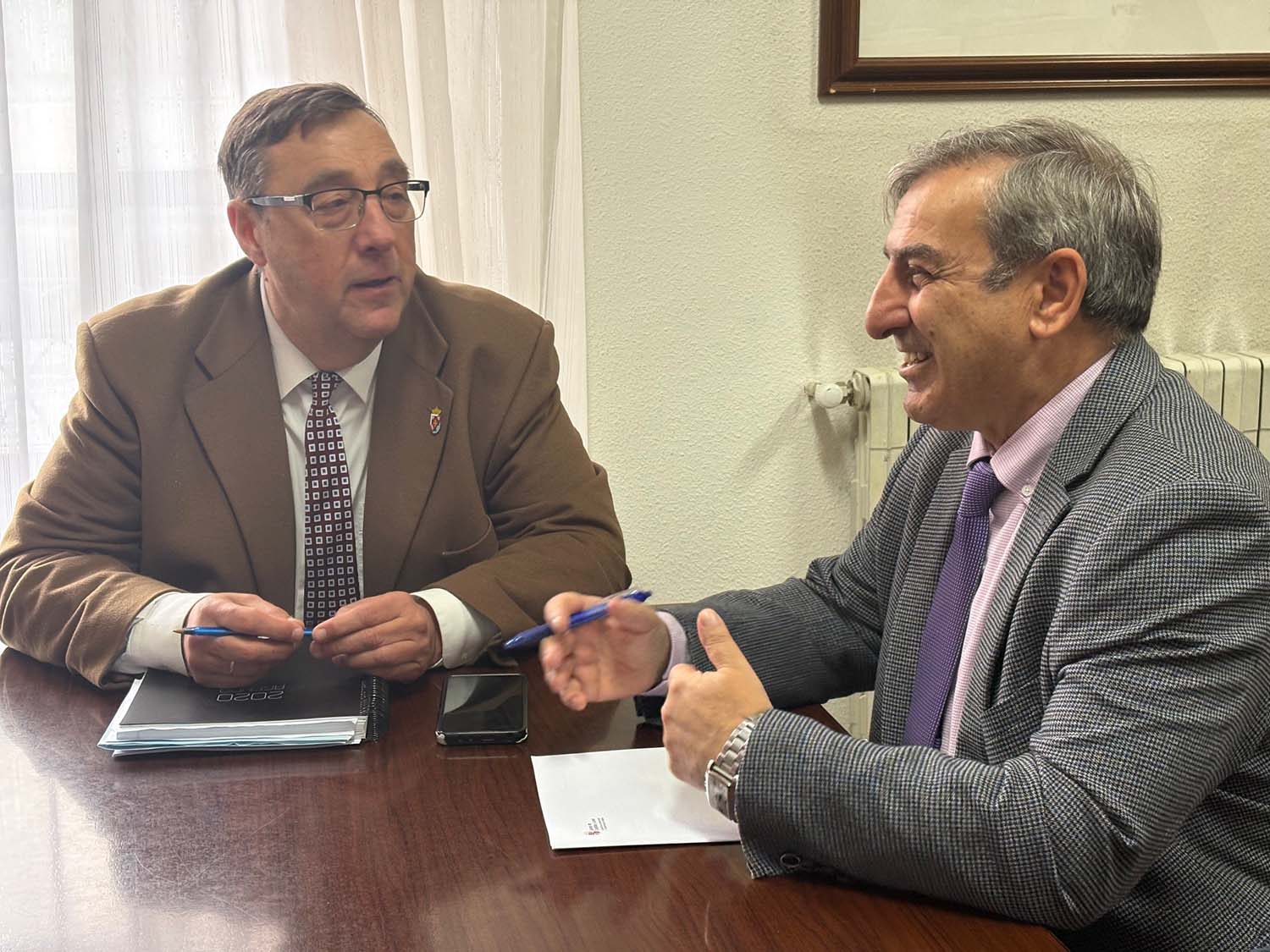 El consejero de Movilidad y Transformación Digital, José Luis Sanz Merino, mantiene una reunión con el alcalde de Villafranca del Bierzo, José Manuel Pereira.