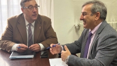 El consejero de Movilidad y Transformación Digital, José Luis Sanz Merino, mantiene una reunión con el alcalde de Villafranca del Bierzo, José Manuel Pereira.
