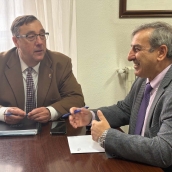 El consejero de Movilidad y Transformación Digital, José Luis Sanz Merino, mantiene una reunión con el alcalde de Villafranca del Bierzo, José Manuel Pereira.