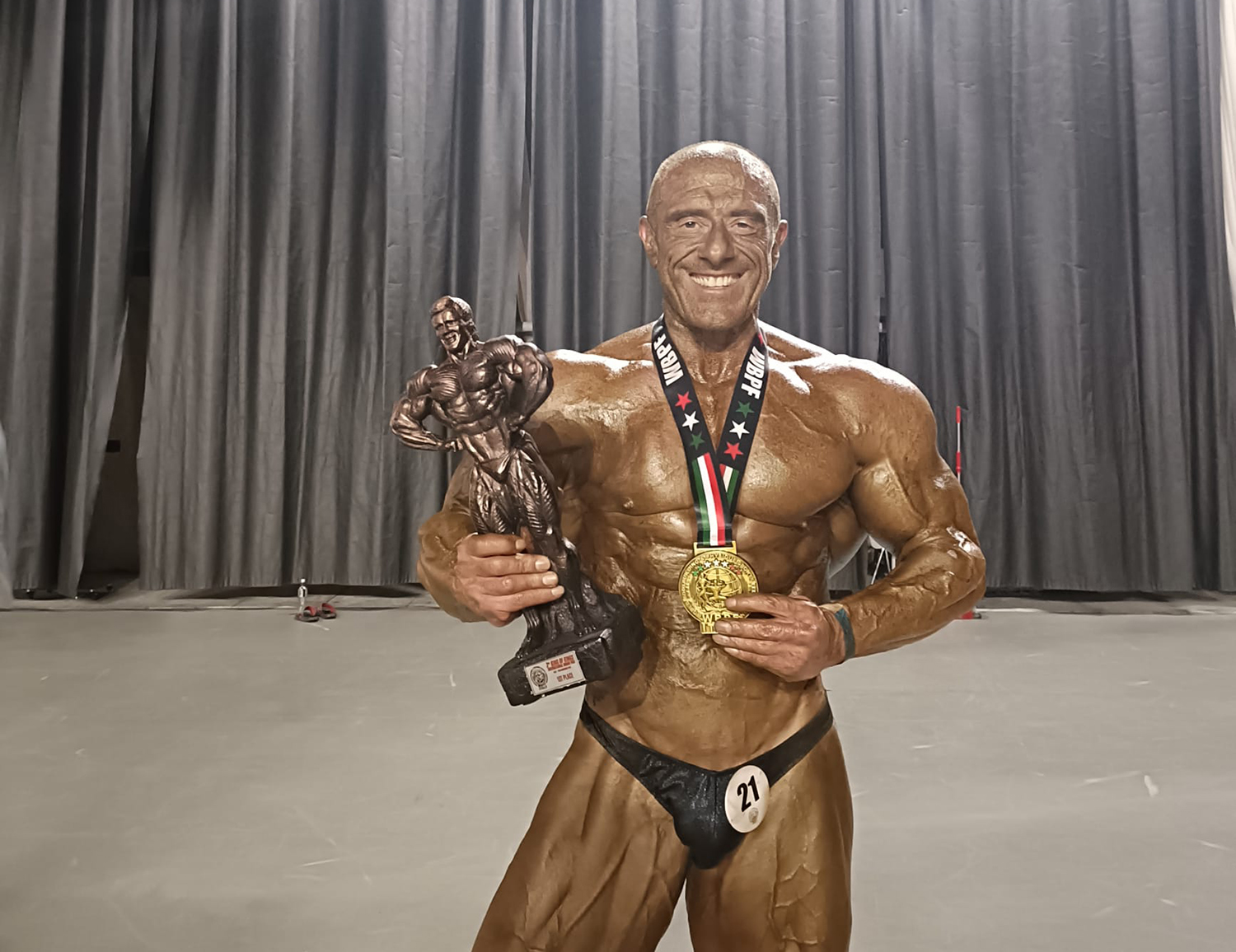 El culturista berciano Domingo Uría pone el broche a una gran temporada bañado en oro en Italia