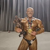 El culturista berciano Domingo Uría pone el broche a una gran temporada bañado en oro en Italia