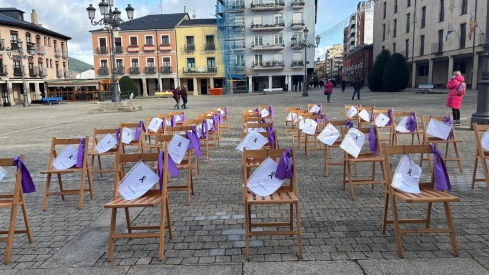 Sillas vacías con motivo del Día del 25N